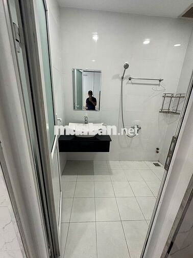 Văn phòng 25m2 Vạn Phúc có ban công, sẵn nội thất, có hầm xe. Giá 8 tr