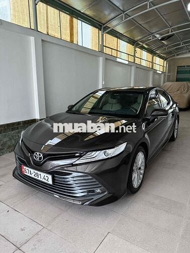 Bán Toyota Camry 2.5Q 2021  đi mới 28 nghìn km