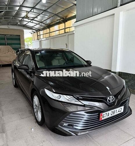 Bán Toyota Camry 2.5Q 2021  đi mới 28 nghìn km