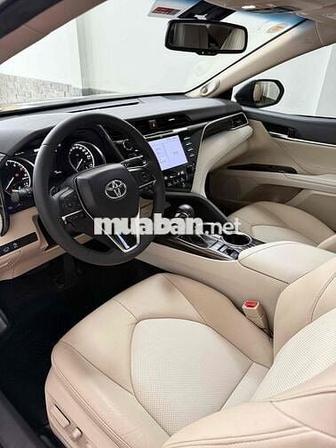 Bán Toyota Camry 2.5Q 2021  đi mới 28 nghìn km