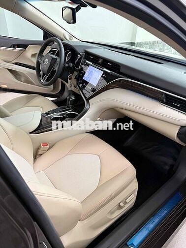 Bán Toyota Camry 2.5Q 2021  đi mới 28 nghìn km