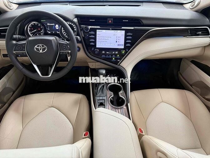 Bán Toyota Camry 2.5Q 2021  đi mới 28 nghìn km