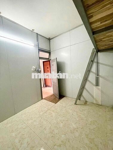 phòng gác, máy lạnh, phòng ban công( tủ quần áo), có thang máy.