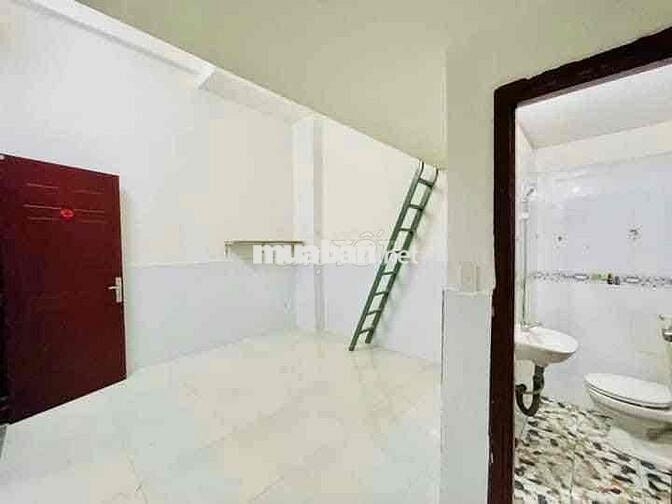 phòng gác, máy lạnh, phòng ban công( tủ quần áo), có thang máy.