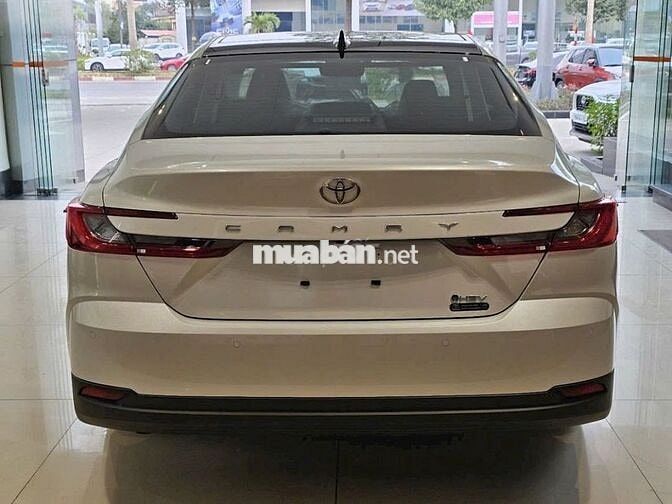 Toyota Camry 2.5 HEV Top 2026 Trắng