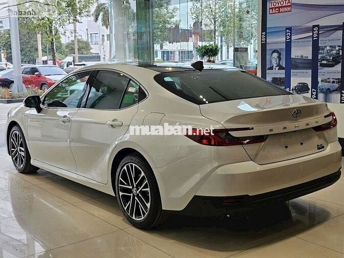 Toyota Camry 2.5 HEV Top 2026 Trắng
