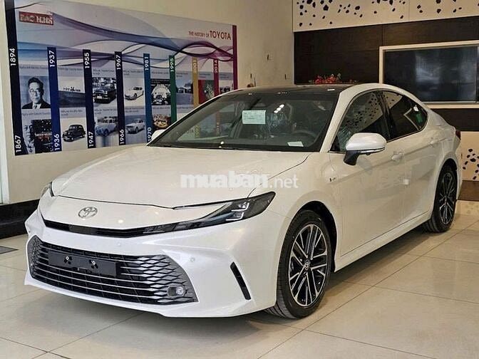 Toyota Camry 2.5 HEV Top 2026 Trắng