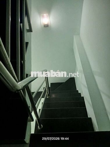 Nhà nguyên căn  1 trêt 2 lầu.. hoàn thiện mới.  