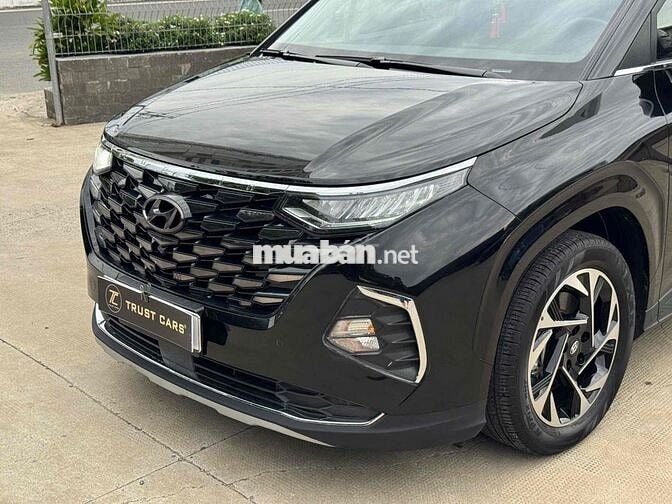 Hyundai Custin 2.0T Cao cấp 2023 Đen Tự động