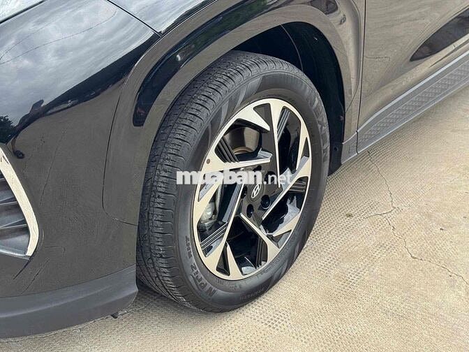 Hyundai Custin 2.0T Cao cấp 2023 Đen Tự động