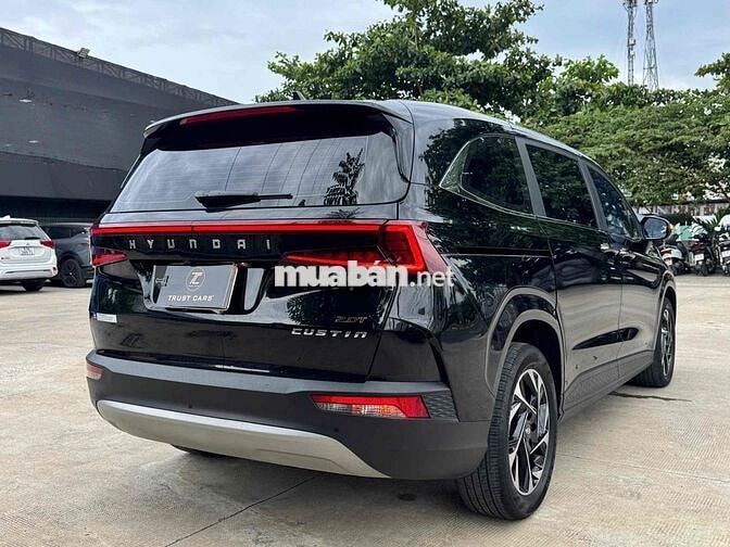 Hyundai Custin 2.0T Cao cấp 2023 Đen Tự động