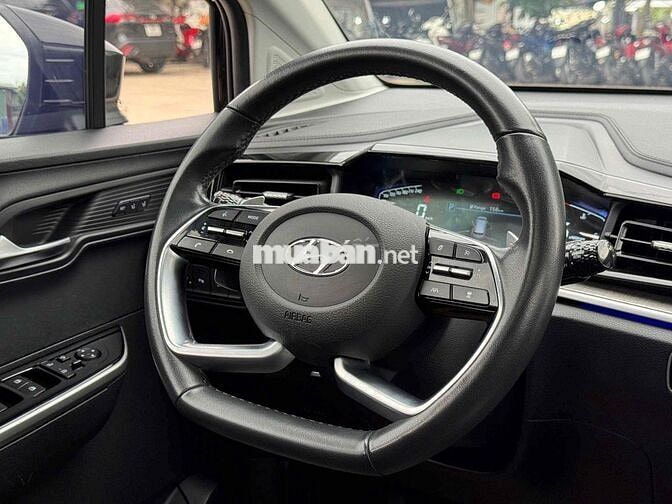 Hyundai Custin 2.0T Cao cấp 2023 Đen Tự động