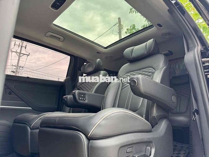 Hyundai Custin 2.0T Cao cấp 2023 Đen Tự động
