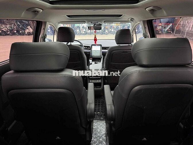 Hyundai Custin 2.0T Cao cấp 2023 Đen Tự động