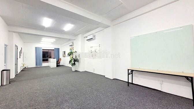 Văn phòng 80m2 sẵn nội thất, có hầm xe tại hầm xe ở Vạn Phúc. Giá 12tr