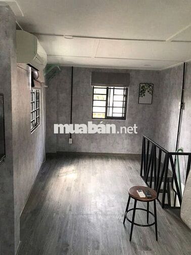 Phòng gác cao thiết kế tiện nghi thoáng sạch nhiều cửa sổ