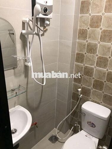 Phòng gác cao thiết kế tiện nghi thoáng sạch nhiều cửa sổ