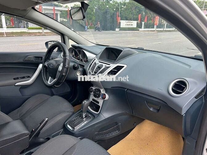 Ford Fiesta Số tự động Bạc 5 chỗ