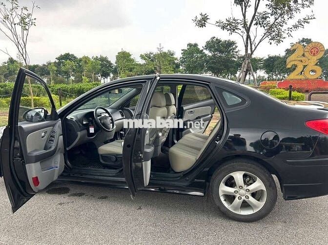 Hyundai Avante số tự động màu Đen
