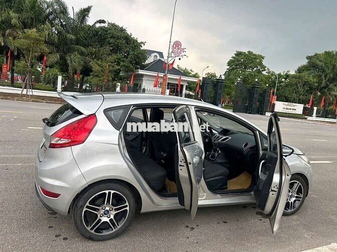 Ford Fiesta Số tự động Bạc 5 chỗ