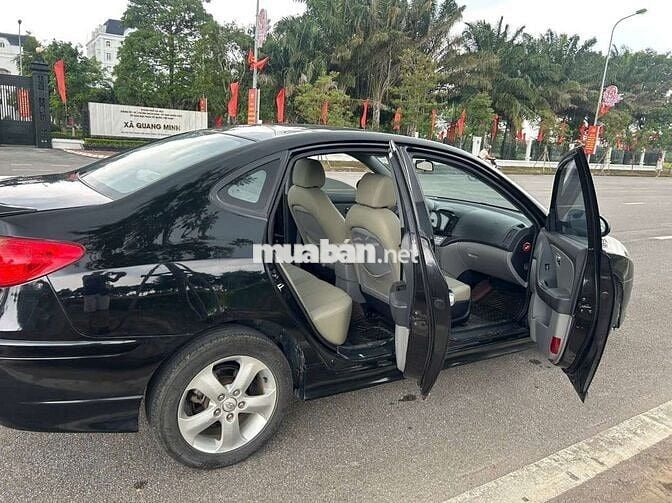 Hyundai Avante số tự động màu Đen
