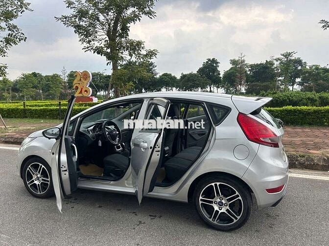 Ford Fiesta Số tự động Bạc 5 chỗ
