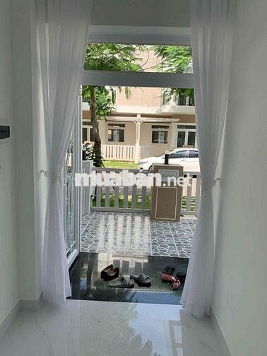 Chỉ 13 triệu- Thuê Ngay Nhà Phố 3pn3wc - Trong Khu Có Hồ Bơi