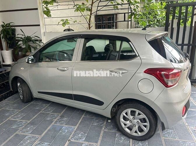 Hyundai Grand i10 Số sàn Bạc 5 chỗ