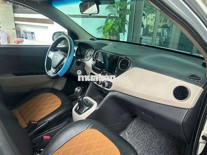Hyundai Grand i10 Số sàn Bạc 5 chỗ