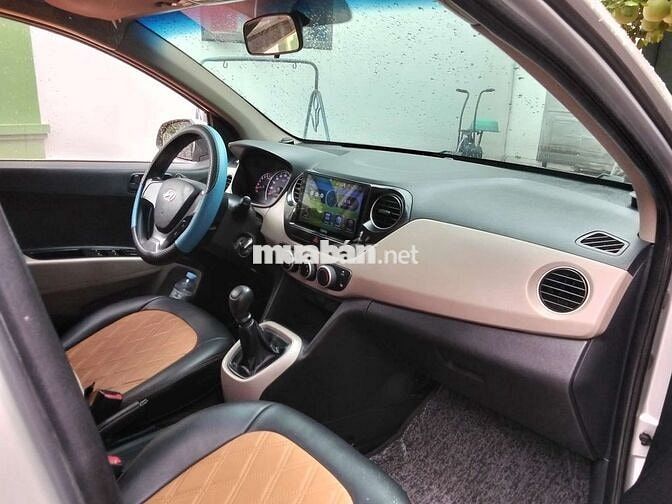 Hyundai Grand i10 Số sàn Bạc 5 chỗ