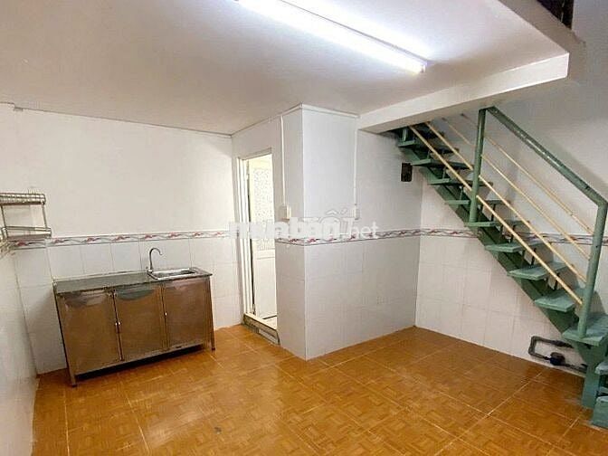 Nhà thuê 2 lầu 2 phòng ngủ hẻm xe hơi Nguyễn Huy Lượng 72m²
