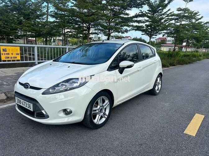 Ford Fiesta Trắng Tự động 5 chỗ