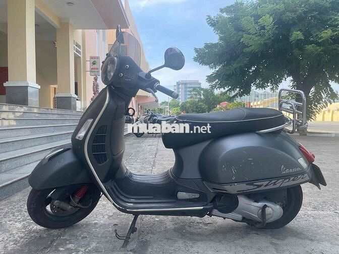 Piaggio Vespa GTS Super Xám