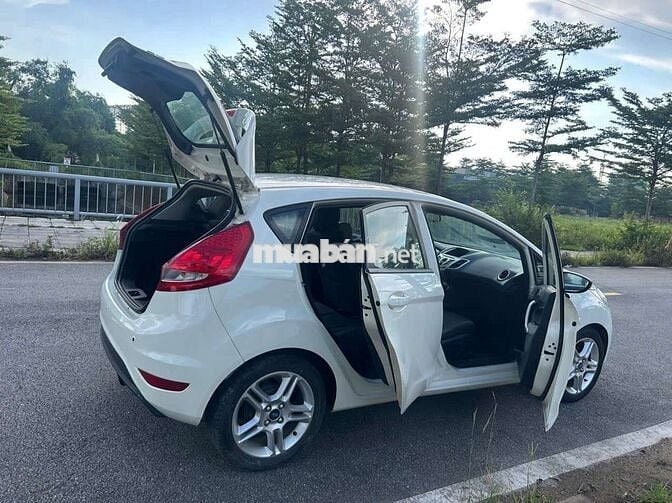 Ford Fiesta Trắng Tự động 5 chỗ