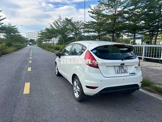 Ford Fiesta Trắng Tự động 5 chỗ