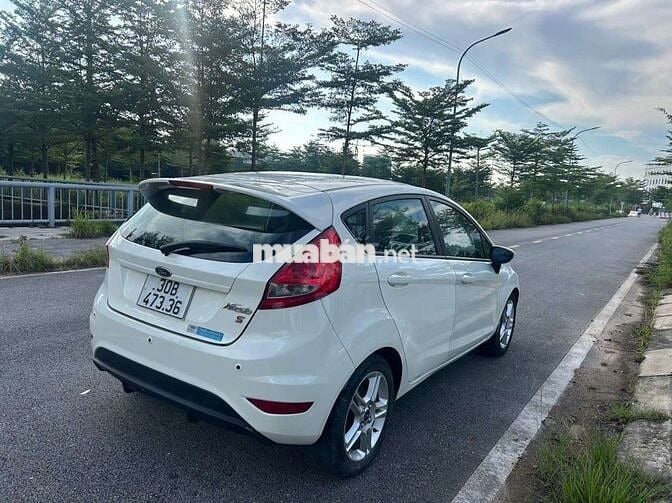 Ford Fiesta Trắng Tự động 5 chỗ