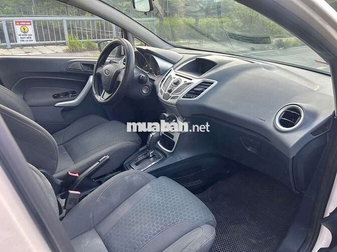 Ford Fiesta Trắng Tự động 5 chỗ