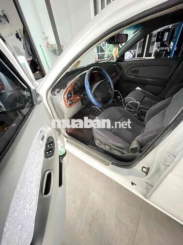 Xe ô tô 5 chỗ màu Trắng