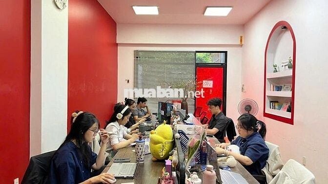 Cho thuê nhà nguyên căn làm vp 300m2 trung tâm, hẻm xe hơi, có studio