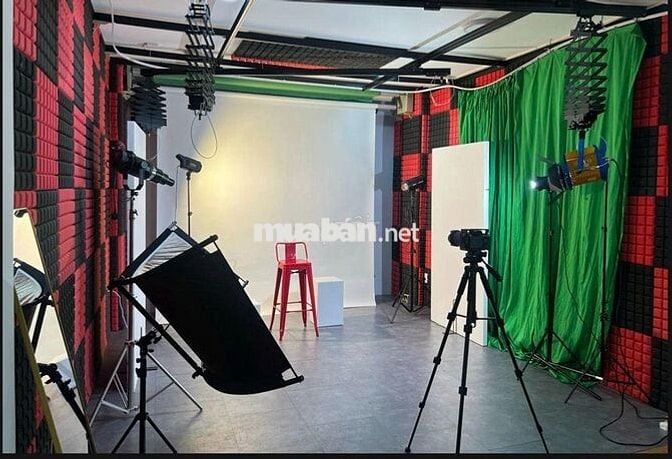 Cho thuê nhà nguyên căn làm vp 300m2 trung tâm, hẻm xe hơi, có studio