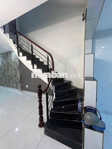 CẦN BÁN NHÀ XE Ô TÔ 7 CHỔ VÀO THẲNG TRONG NHÀ