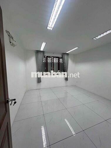 CẦN BÁN NHÀ XE Ô TÔ 7 CHỔ VÀO THẲNG TRONG NHÀ
