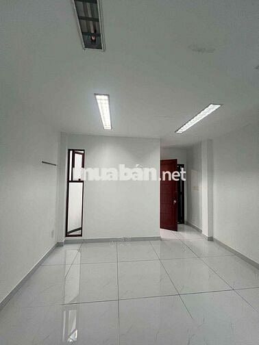 CẦN BÁN NHÀ XE Ô TÔ 7 CHỔ VÀO THẲNG TRONG NHÀ
