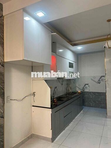 CẦN BÁN NHÀ XE Ô TÔ 7 CHỔ VÀO THẲNG TRONG NHÀ