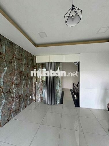 CẦN BÁN NHÀ XE Ô TÔ 7 CHỔ VÀO THẲNG TRONG NHÀ