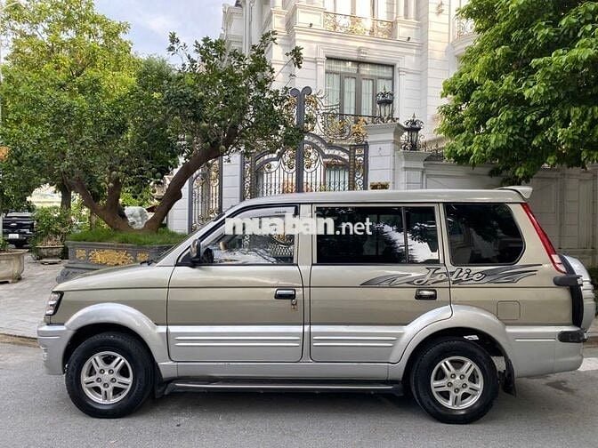 Mitsubishi Jolie 7 chỗ màu Vàng cát