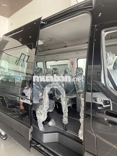 Hyundai Solati 16 chỗ màu Đen