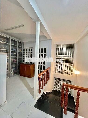 Nhà Hẻm Xe Hơi, 3 Lầu Sân Thượng, 4pn 3wc.