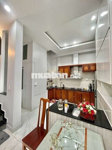 Nhà Hẻm Xe Hơi, 3 Lầu Sân Thượng, 4pn 3wc.