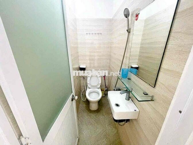 PHÒNG BAN CÔNG GẦN NGÃ TƯ TÔ KÝ - NGUYỄN ẢNH THỦ